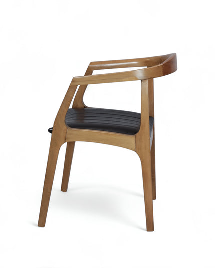 Modern Scandinavian-style dining chair with curved solid wood frame and black upholstered leather seat – ideal for contemporary home interiors, dining rooms, or stylish restaurants