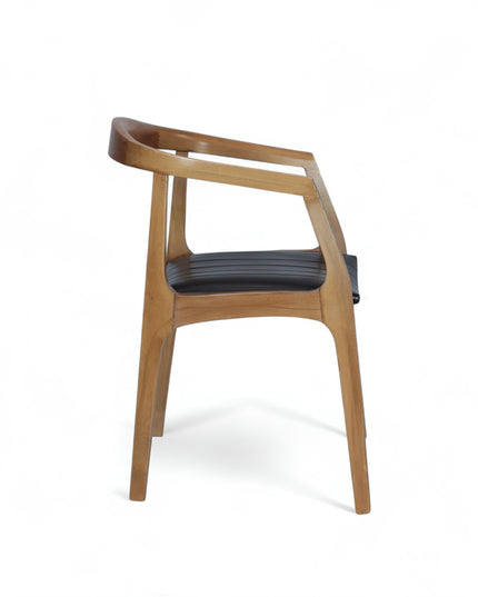 Modern Scandinavian-style dining chair with curved solid wood frame and black upholstered leather seat – ideal for contemporary home interiors, dining rooms, or stylish restaurants