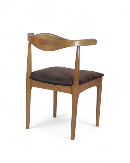 Mid-century modern wooden dining chair with sculpted backrest and brown leather seat cushion — ideal for vintage-inspired interiors, dining rooms, and boutique cafes.