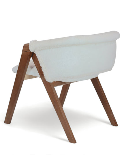 Modern white boucle accent chair with solid wood frame and angular legs — ideal for cozy interiors, Scandinavian spaces, or contemporary dining rooms. 