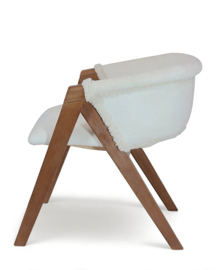 Modern white boucle accent chair with solid wood frame and angular legs — ideal for cozy interiors, Scandinavian spaces, or contemporary dining rooms. 
