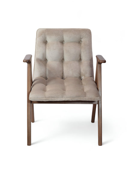 Front view of the Vaya Home Riposo accent chair with beige tufted upholstery, sculpted wood arms, and angled wood legs.