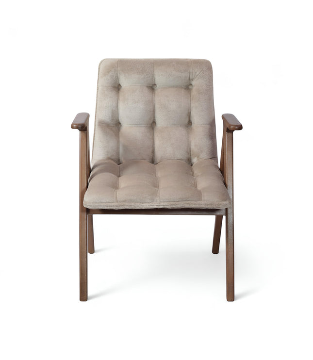 Front view of the Vaya Home Riposo accent chair with beige tufted upholstery, sculpted wood arms, and angled wood legs.